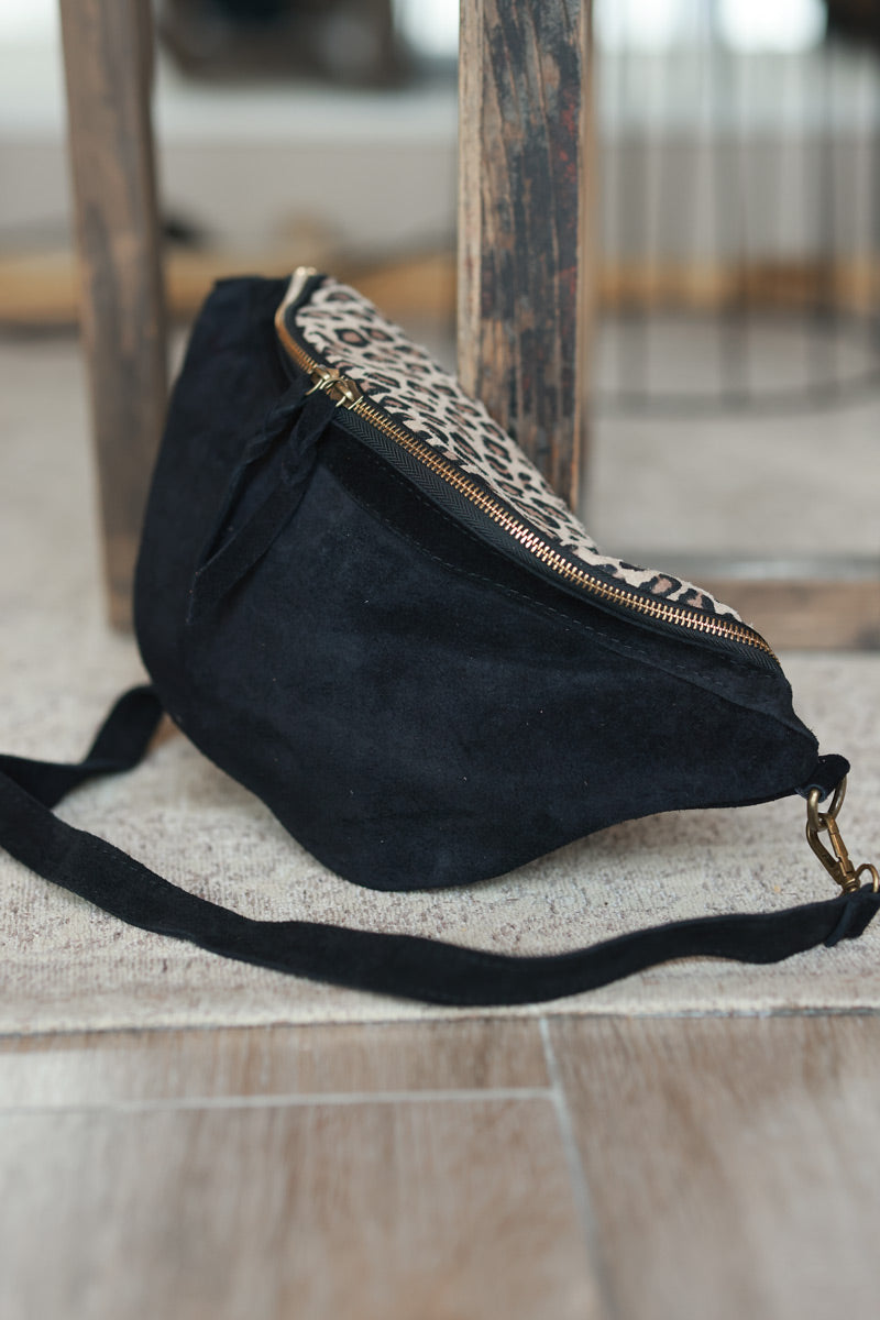 Sac banane en cuir velours noir rabat léopard