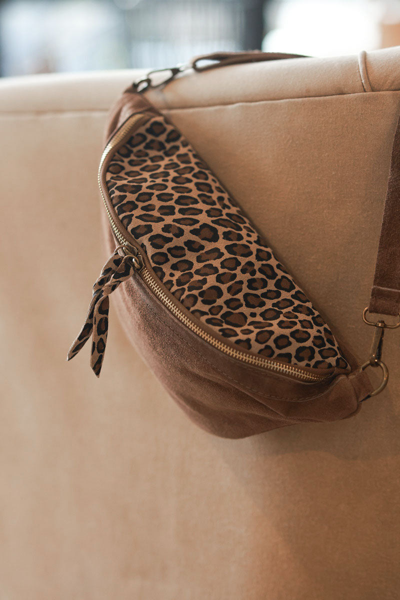 Sac banane en cuir velours taupe rabat léopard