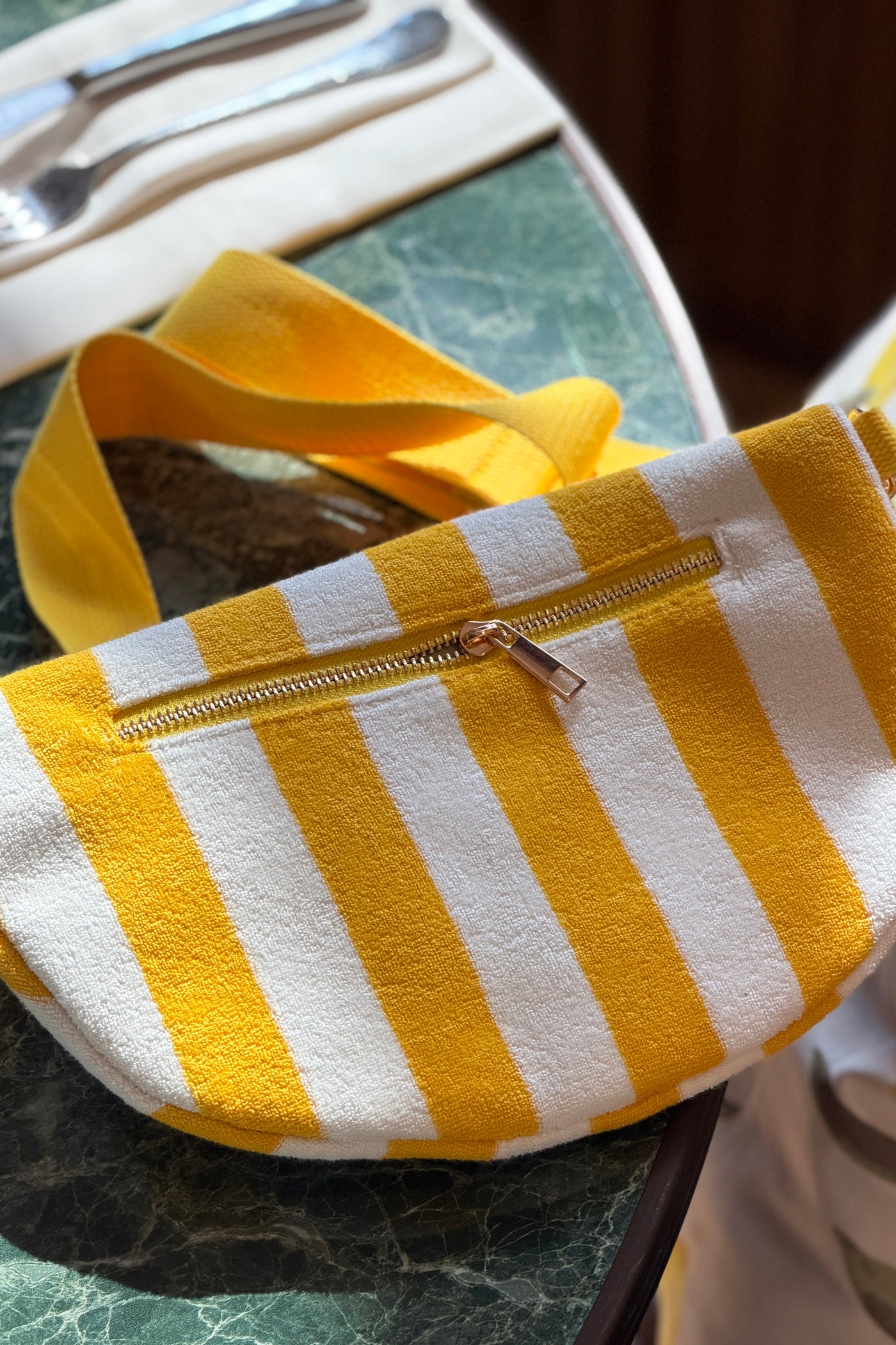 Sac banane en éponge à rayures blanches et jaunes