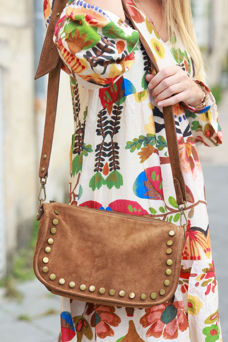 Bolso bandolera de piel serraje camel con tachuelas y cremallera