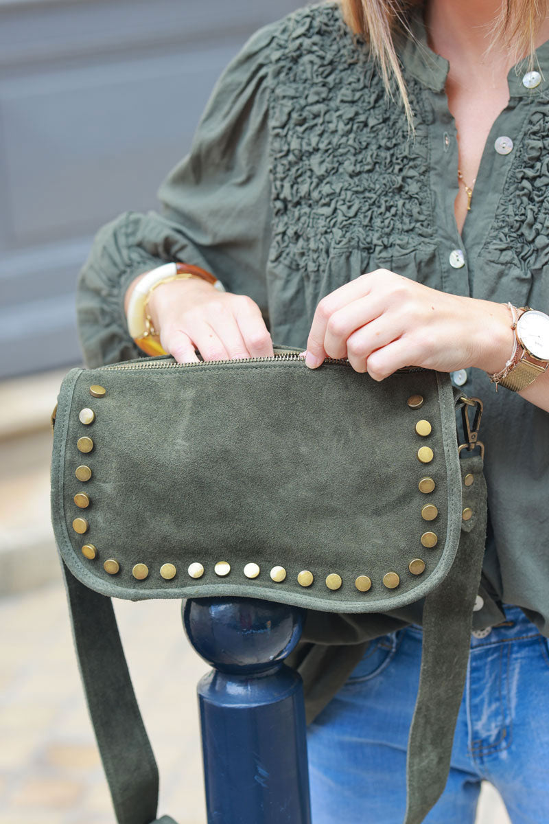 Bolso bandolera de piel ante caqui con tachuelas y cremallera