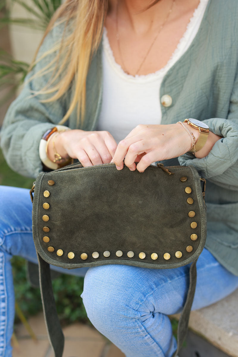 Bolso bandolera de piel ante caqui con tachuelas y cremallera