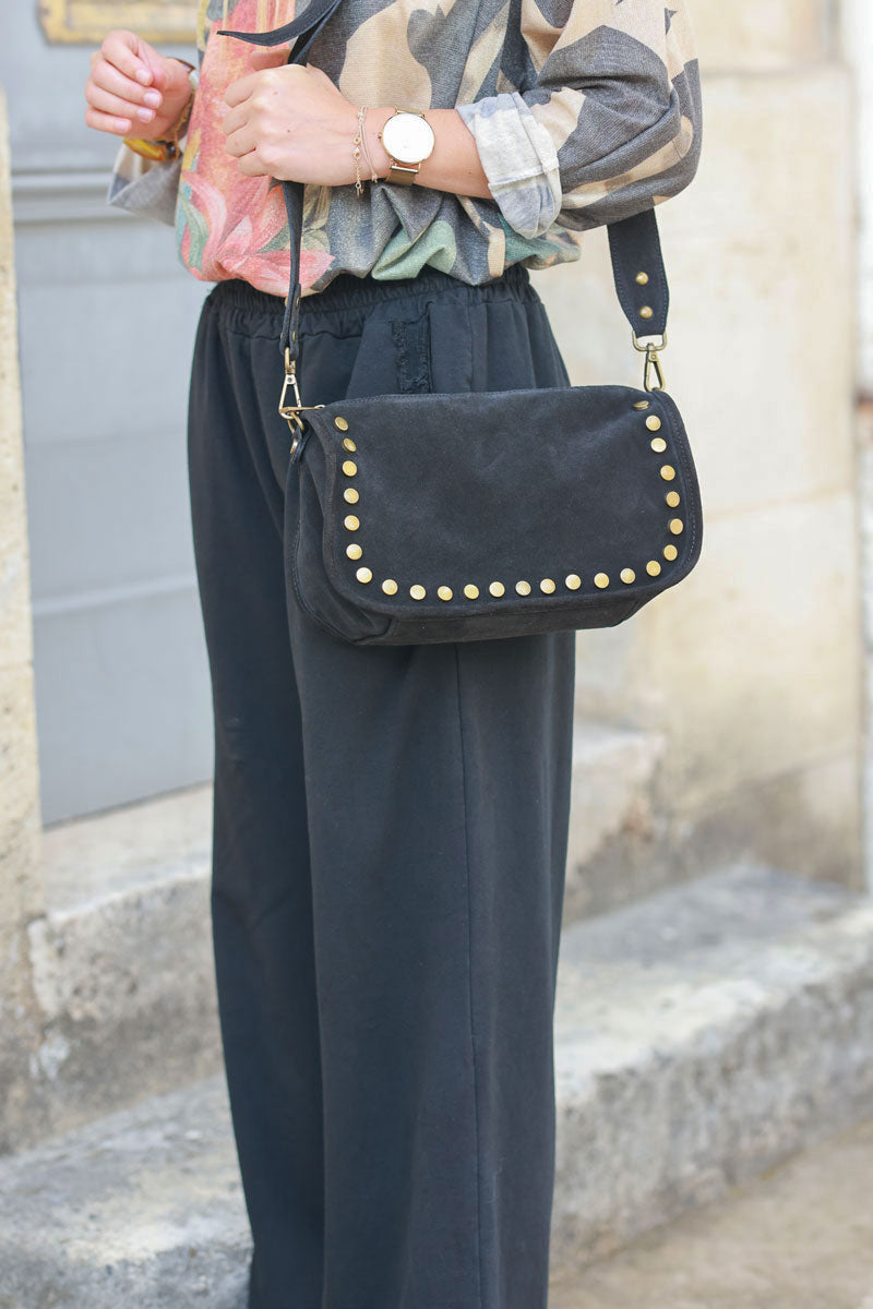 Bolso bandolera de piel serraje negro con tachuelas y cremallera