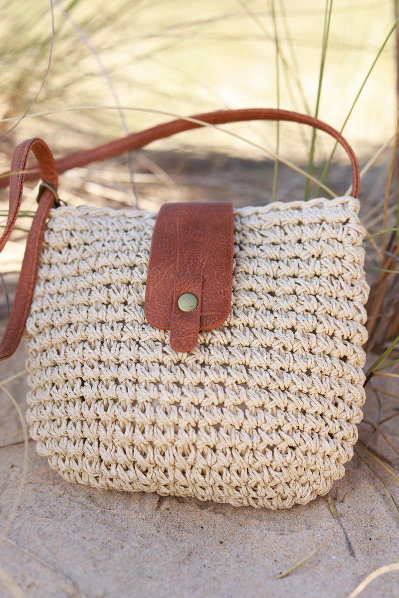 Sac besace tressé style raphia écru rabats et bandoulière simili cuir