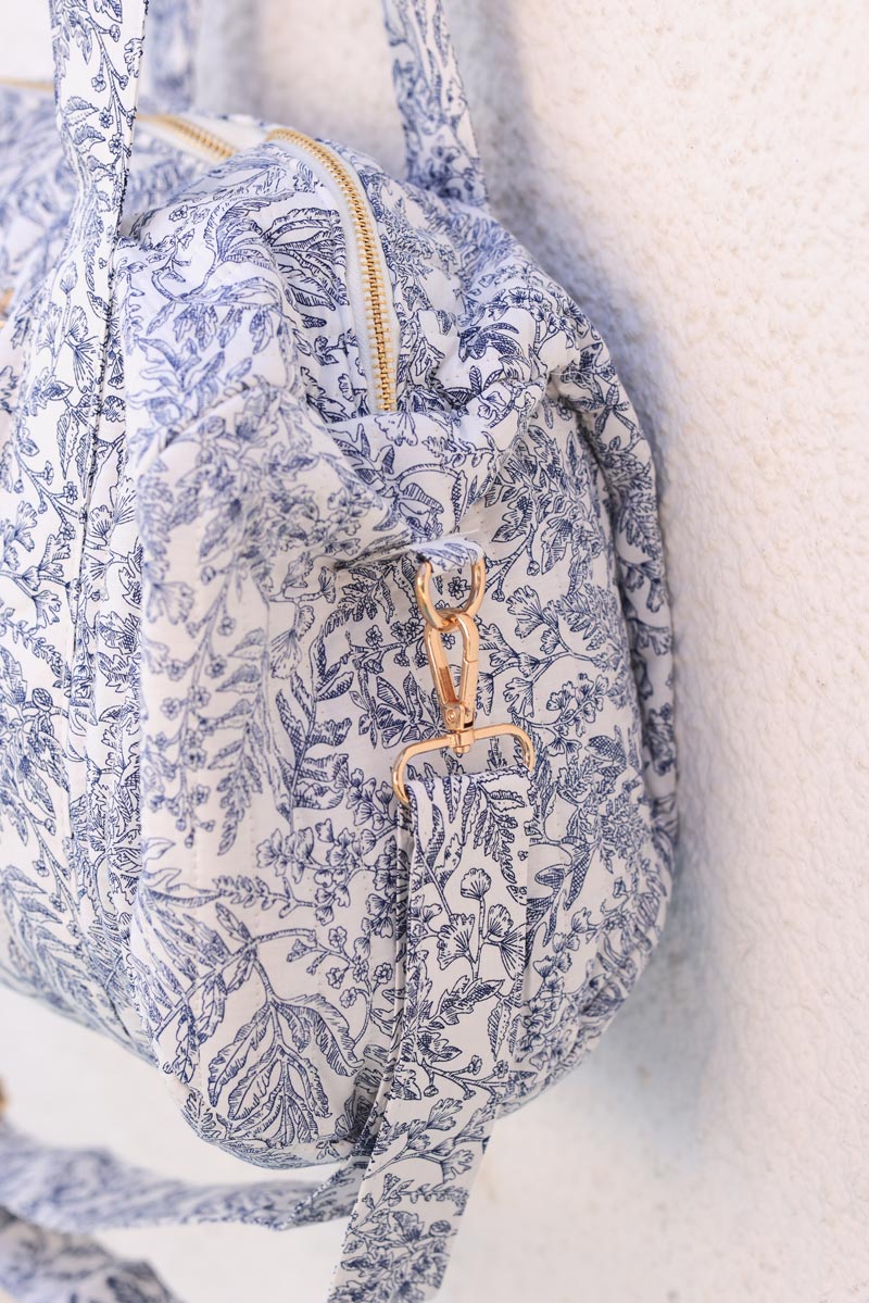 Sac bowling en gaze de coton matelassé imprimé toile de jouy fleurs bleu marine