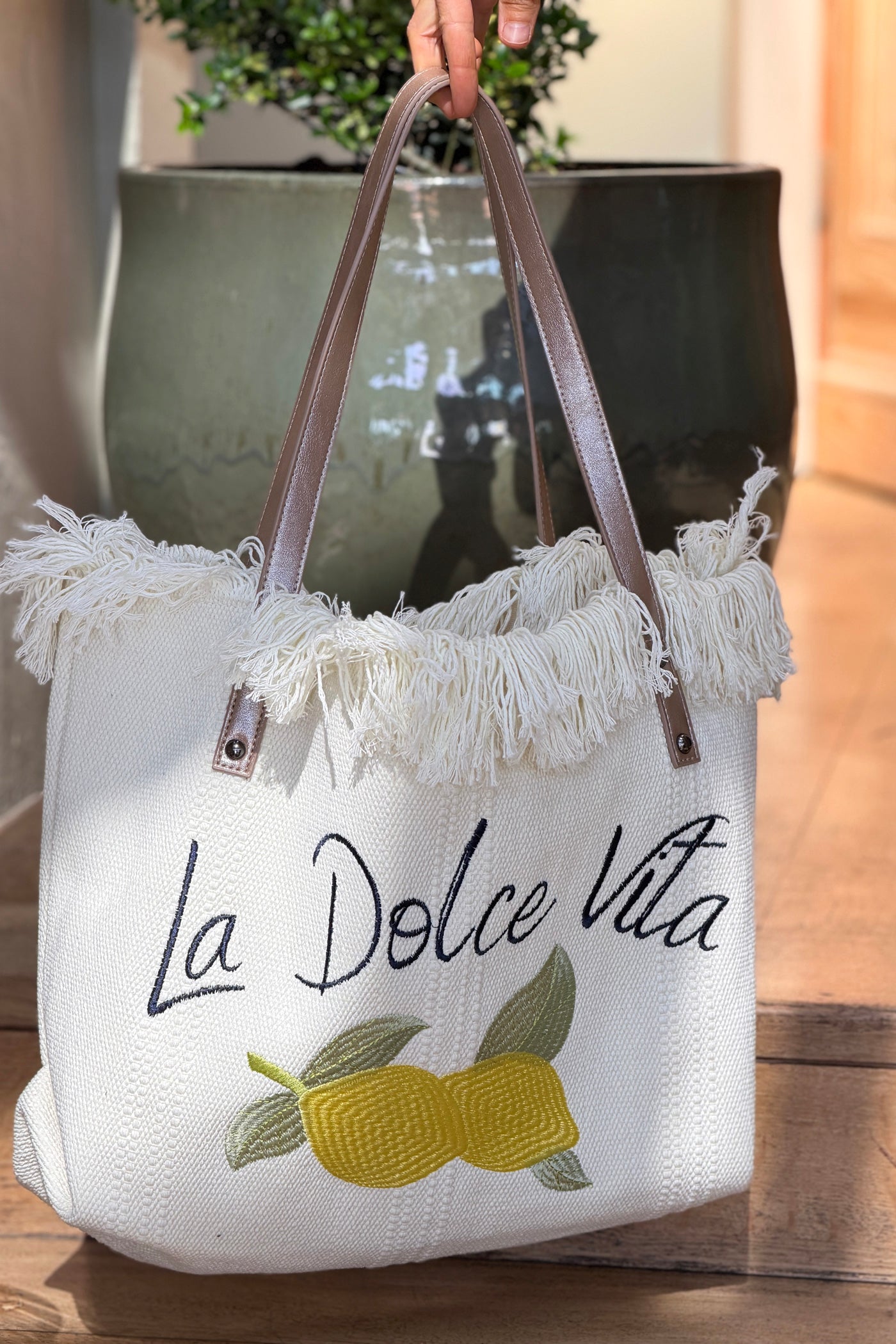 Sac cabas beige broderie Dolce Vita citrons détails franges et fermeture zip