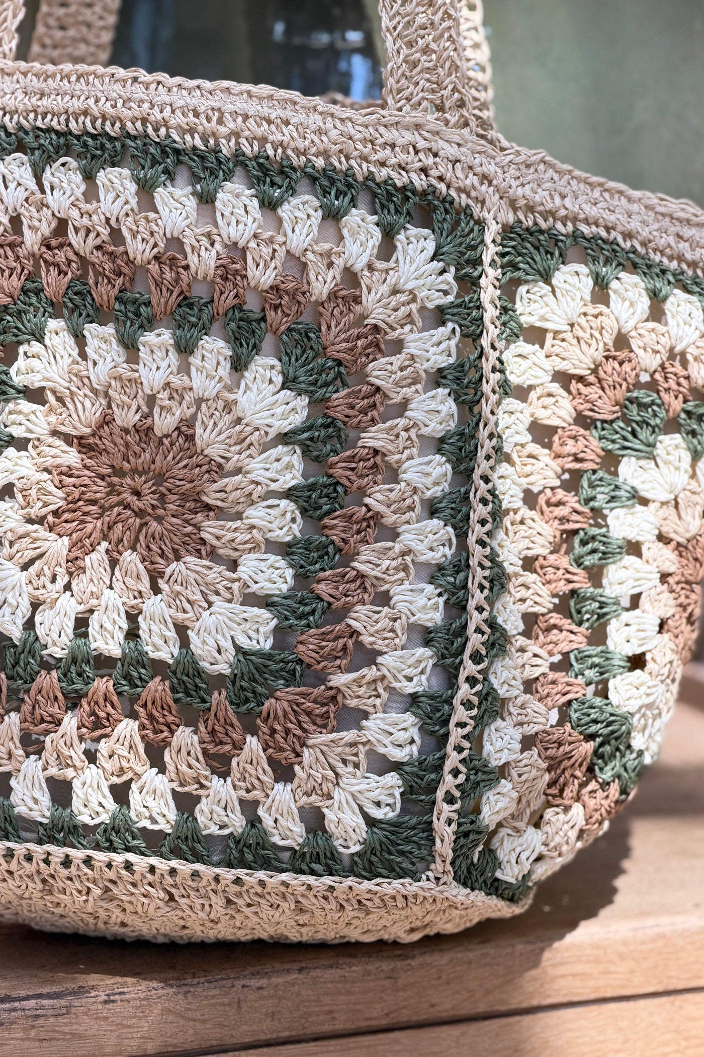 Sac cabas en style raphia motifs effet crochet marron et kaki