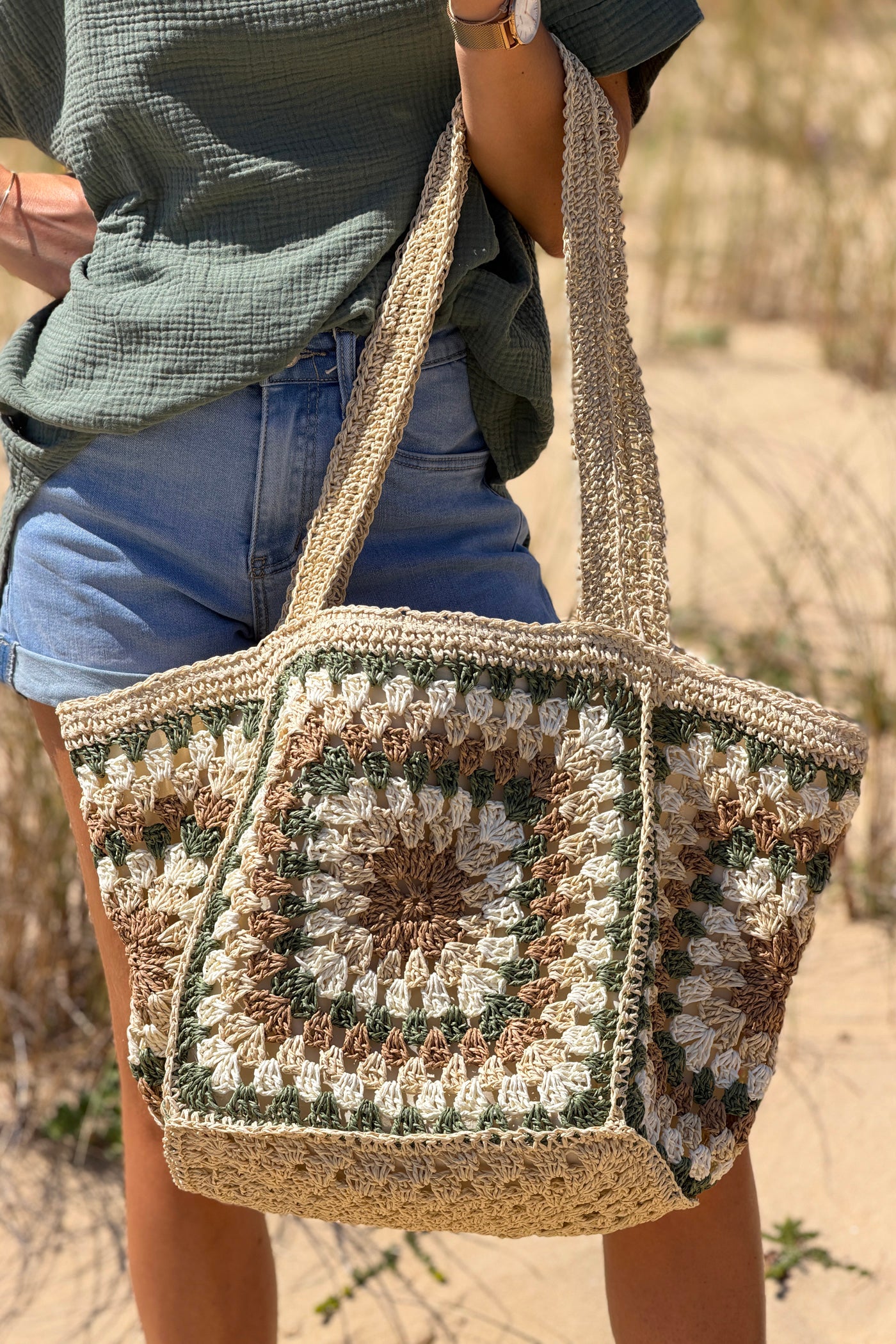 Sac cabas en style raphia motifs effet crochet marron et kaki