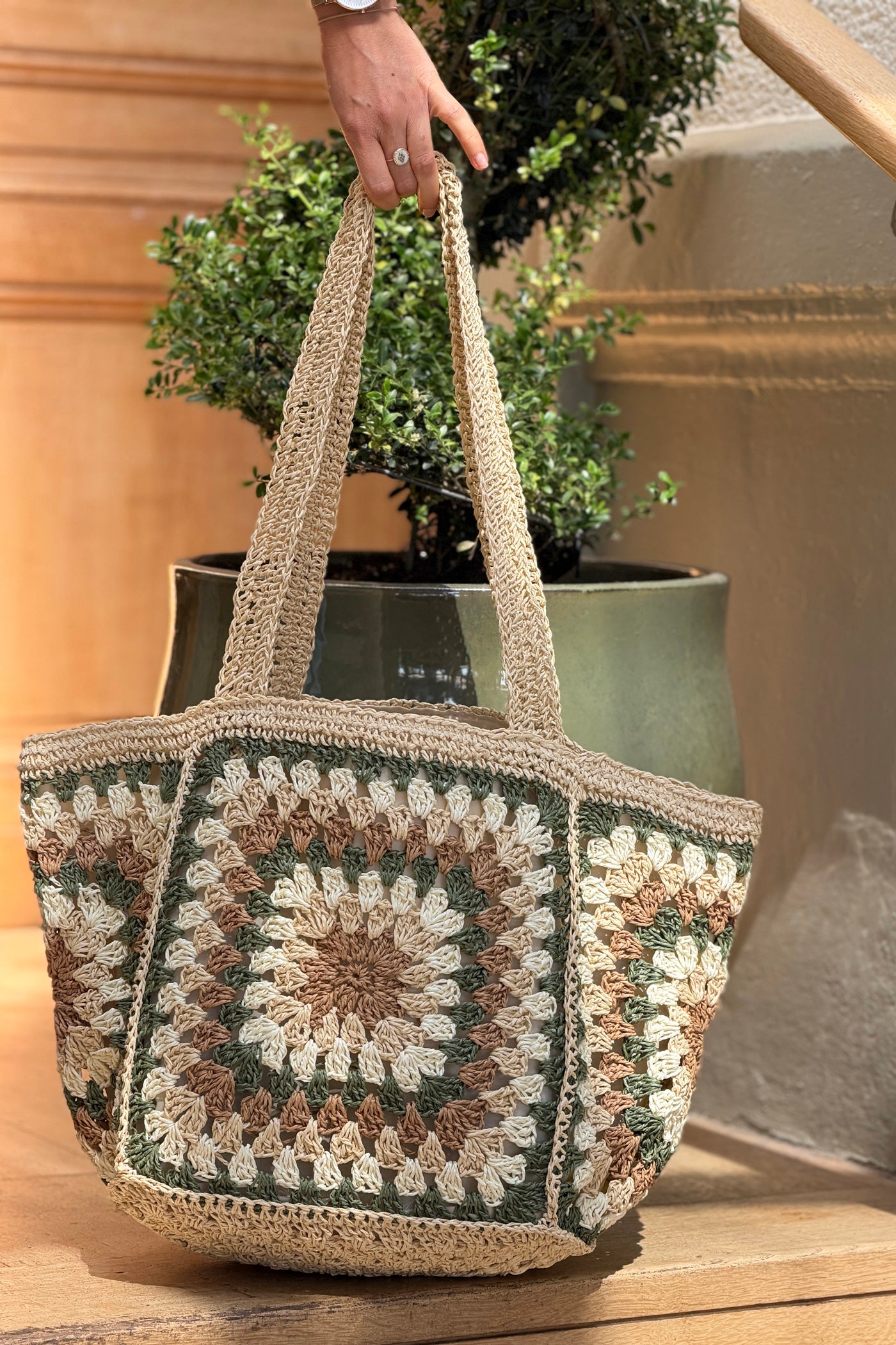 Sac cabas en style raphia motifs effet crochet marron et kaki