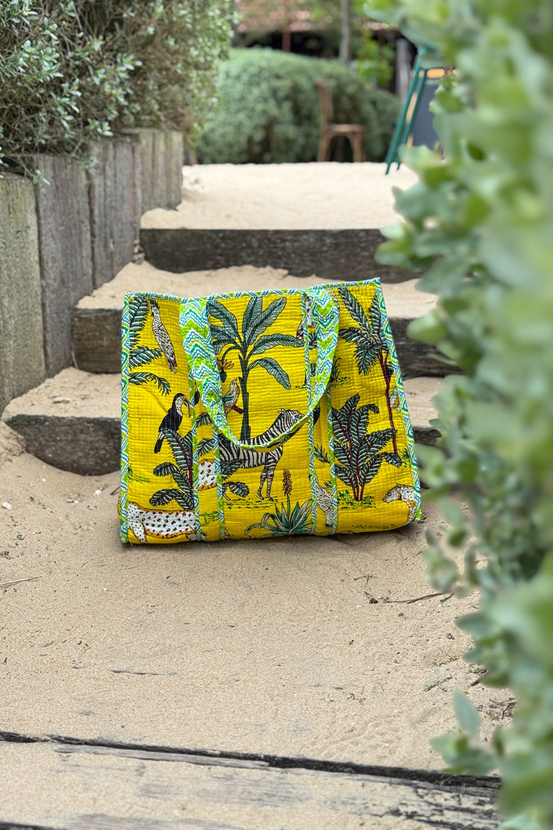 Sac cabas jaune en coton matelassé réversible imprimé jungle ou imprimé psychè vert