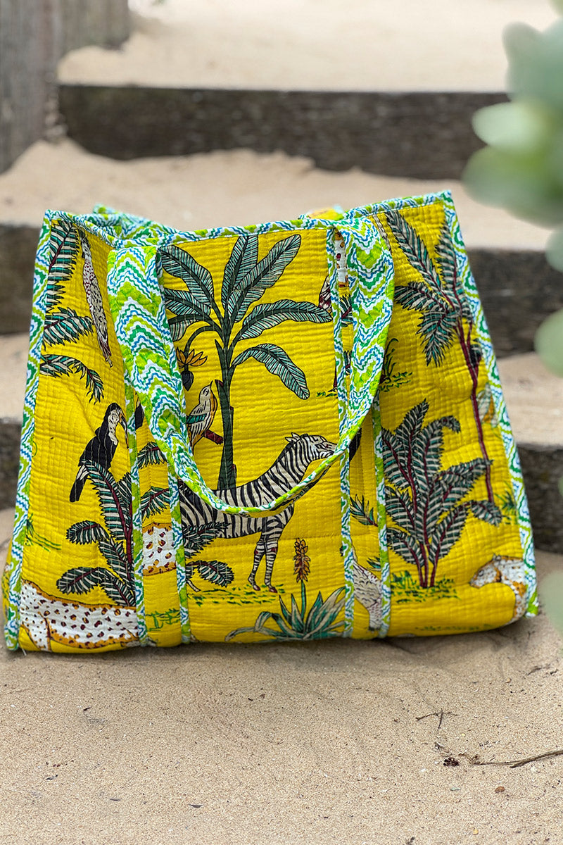 Sac cabas jaune en coton matelassé réversible imprimé jungle ou imprimé psychè vert