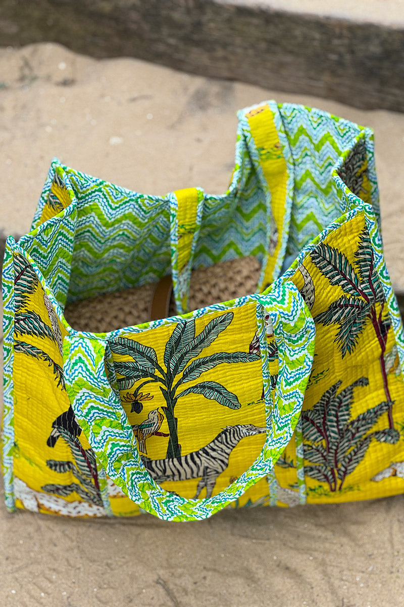 Sac cabas jaune en coton matelassé réversible imprimé jungle ou imprimé psychè vert