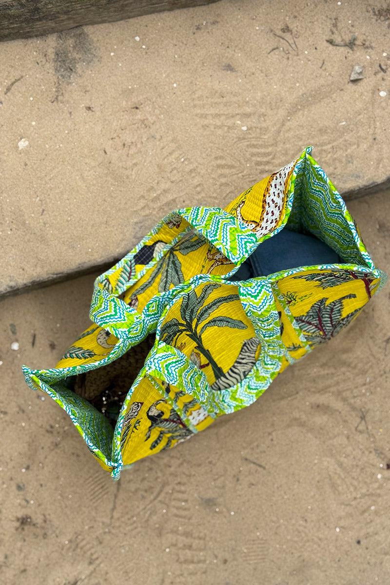 Sac cabas jaune en coton matelassé réversible imprimé jungle ou imprimé psychè vert