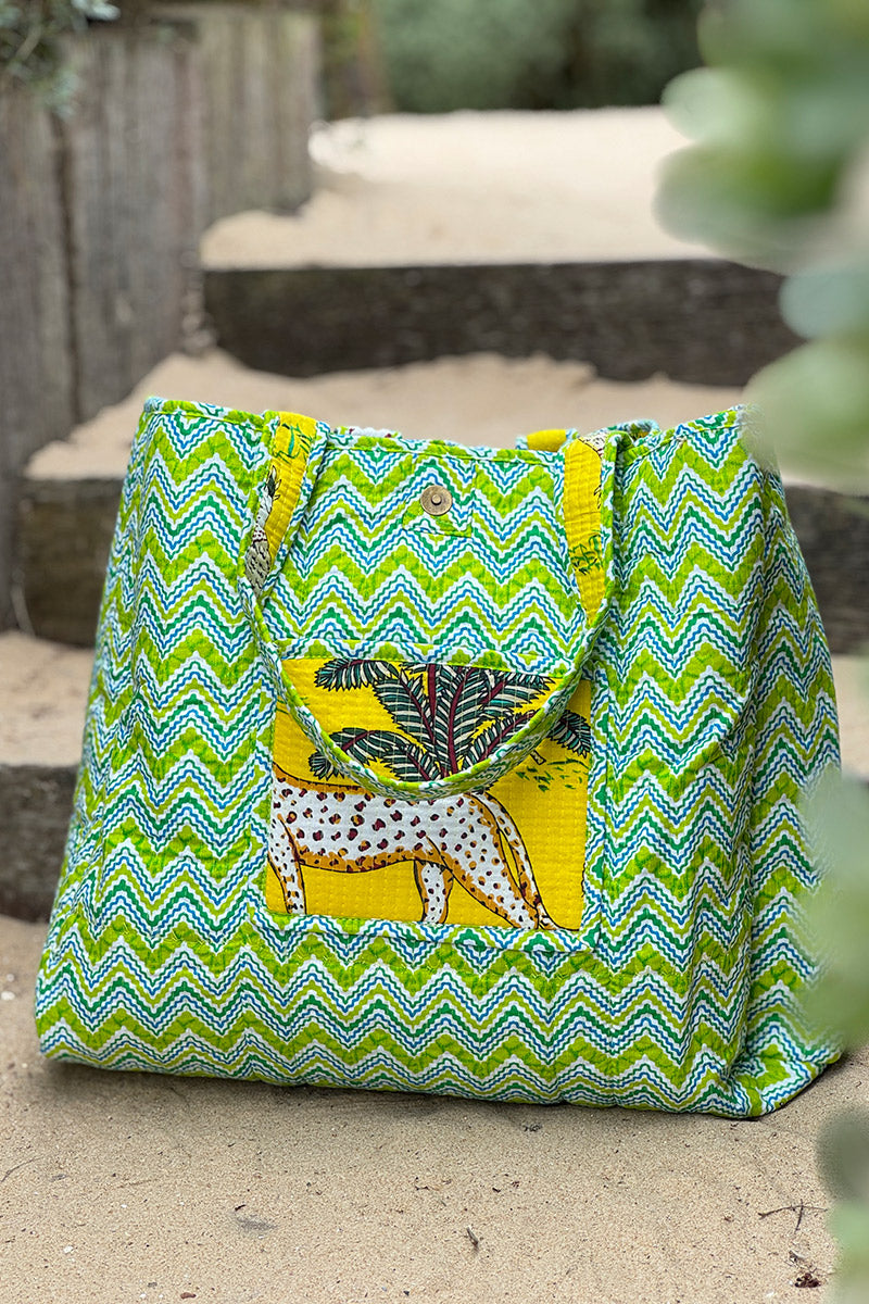 Sac cabas jaune en coton matelassé réversible imprimé jungle ou imprimé psychè vert