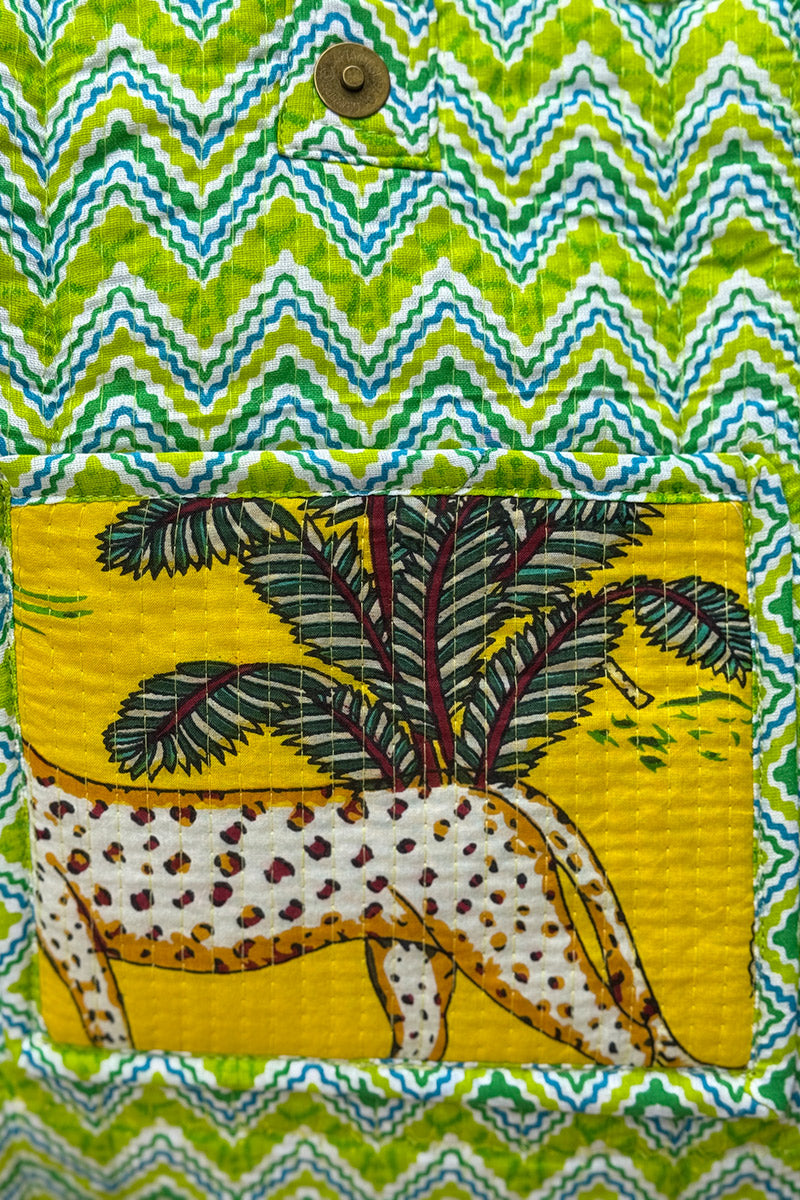 Sac cabas jaune en coton matelassé réversible imprimé jungle ou imprimé psychè vert