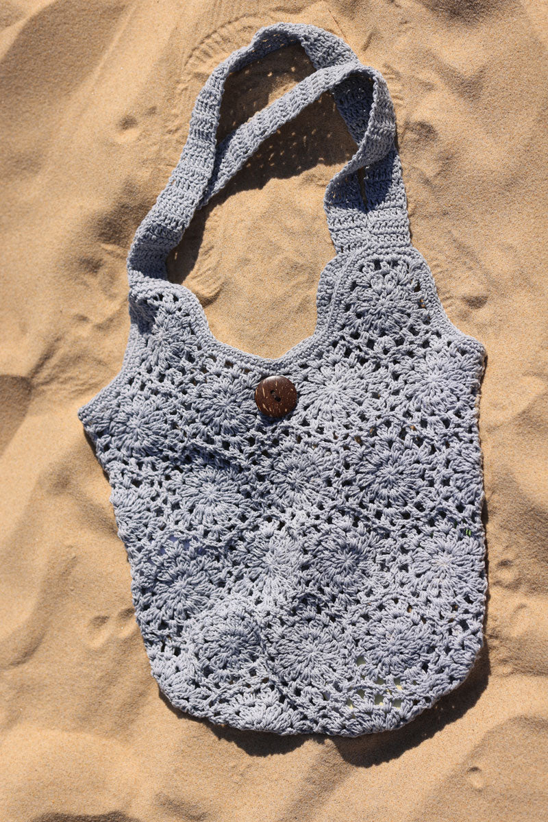 Bolso de verano de crochet azul pastel con botones de imitación de madera