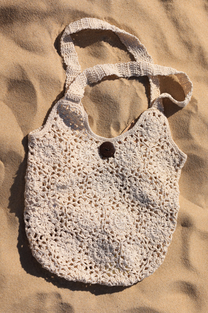 Bolso de verano en crochet crudo con botones de imitación de madera