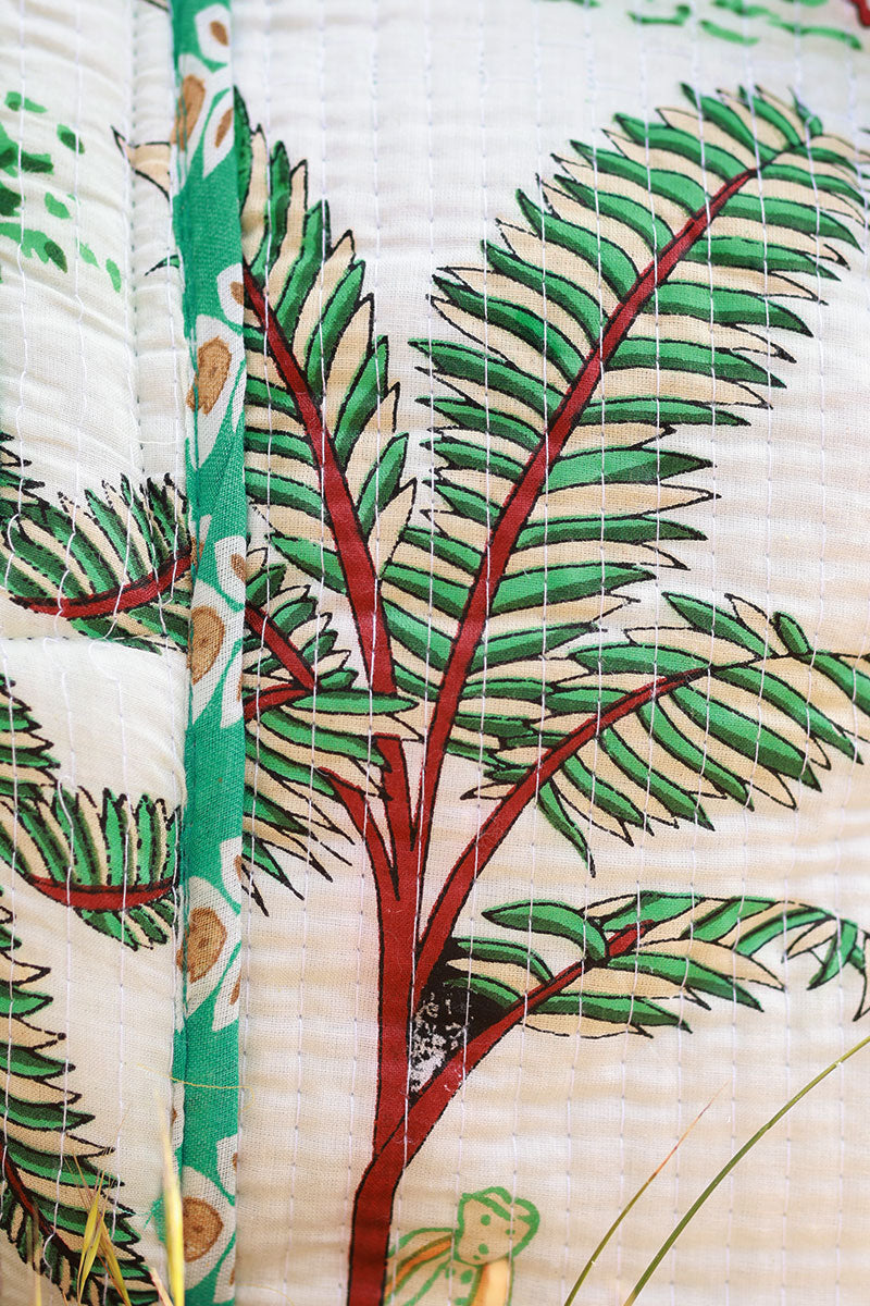 Sac cabas écru en coton matelassé réversible imprimé jungle ou fleurs vert
