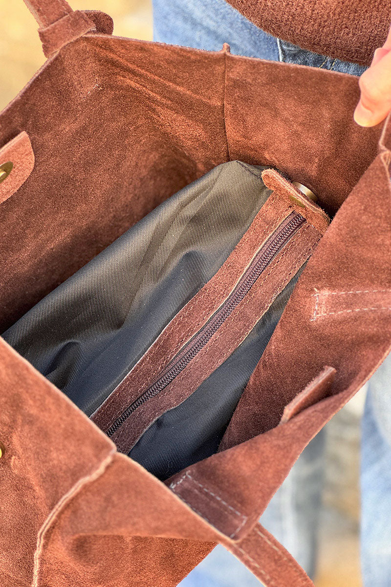 Sac en cuir velours marron forme tote bag avec grande pochette
