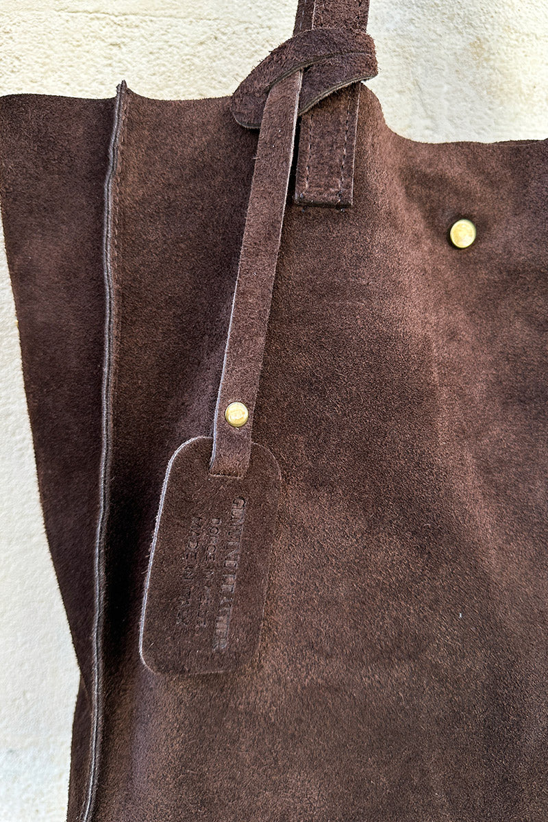 Sac en cuir velours marron forme tote bag avec grande pochette