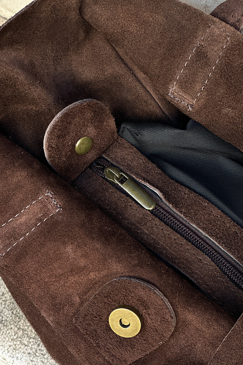 Sac en cuir velours marron forme tote bag avec grande pochette