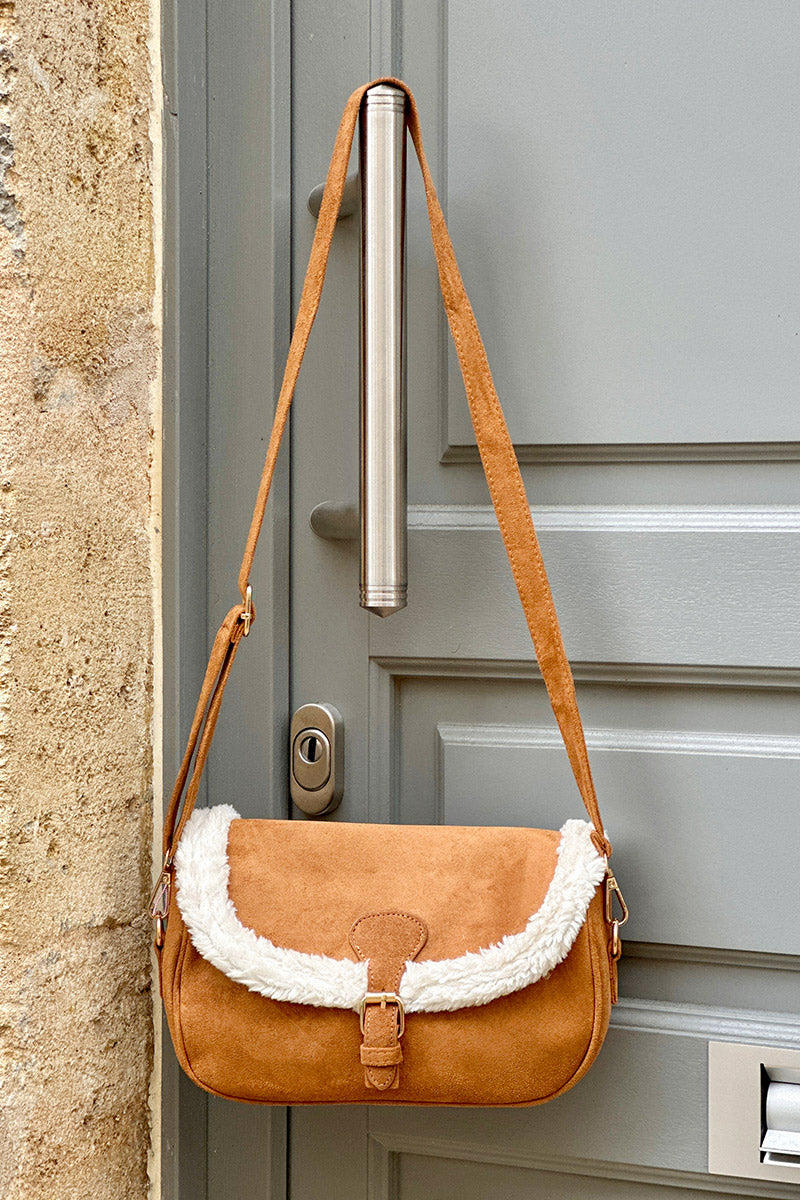 Sac en suédine camel avec boucle et détail moumoute
