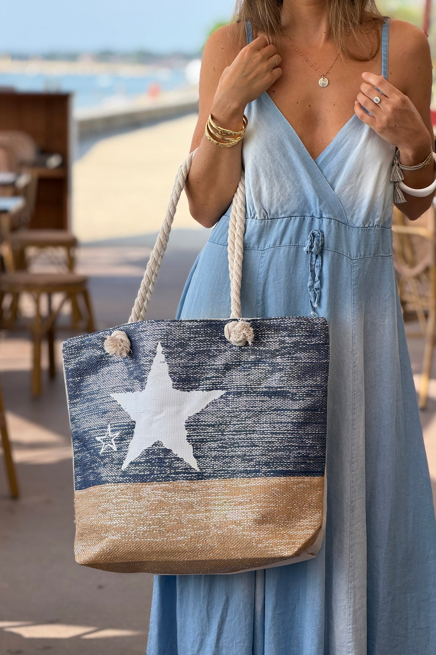 Sac léger en raphia bleu marine fils brillants et toile motif étoile anses en corde