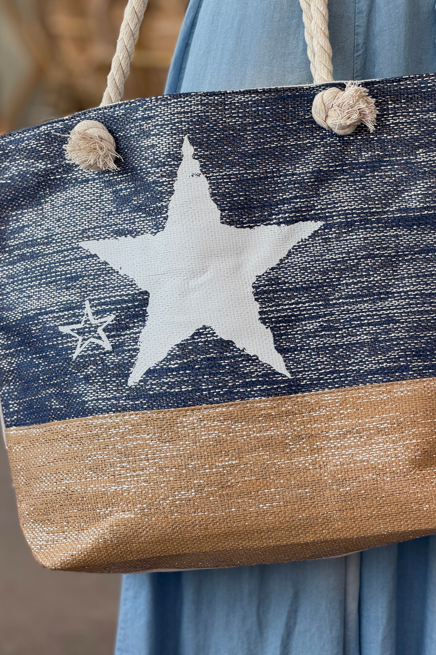 Sac léger en raphia bleu marine fils brillants et toile motif étoile anses en corde
