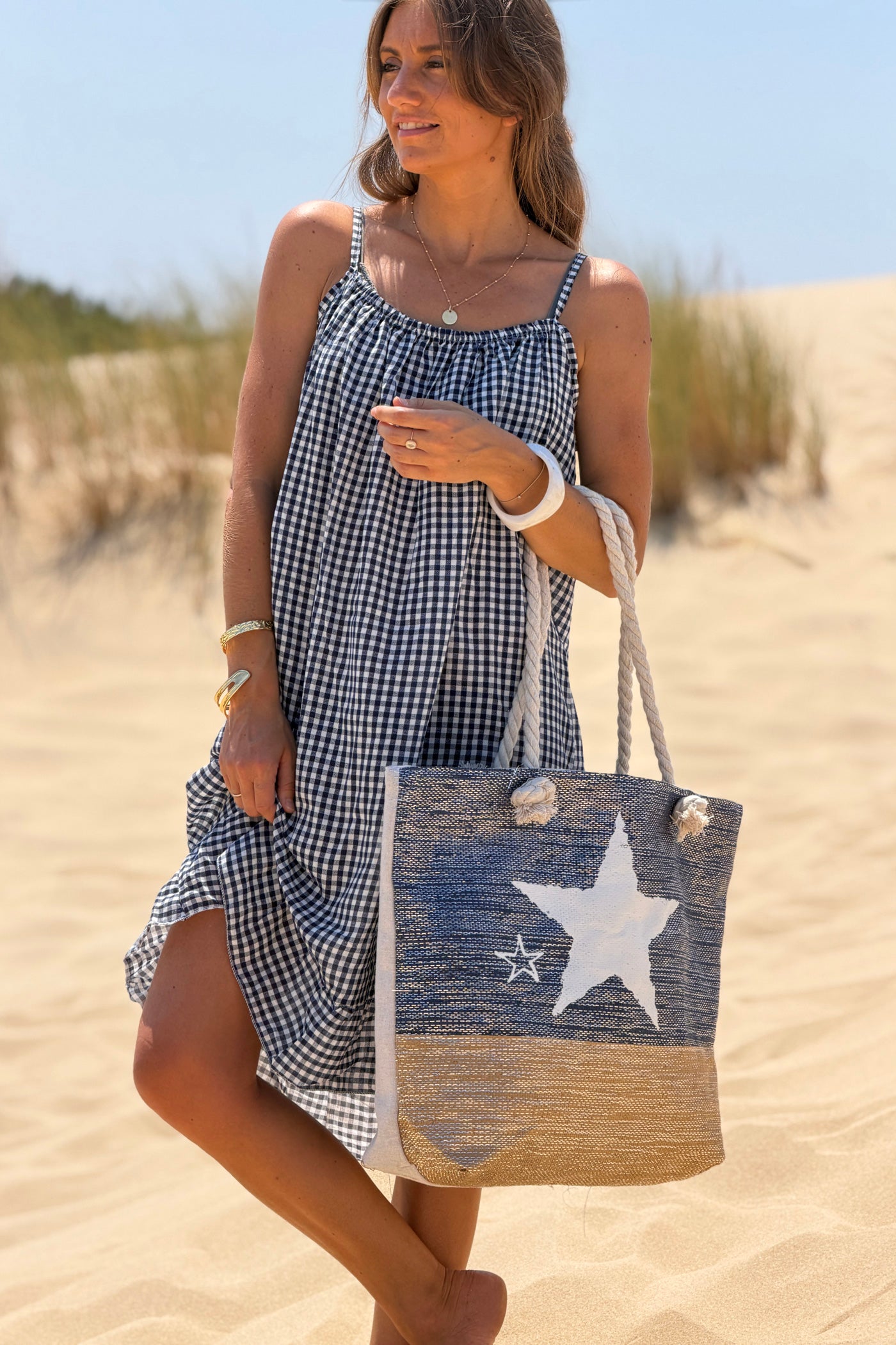 Sac léger en raphia bleu marine fils brillants et toile motif étoile anses en corde