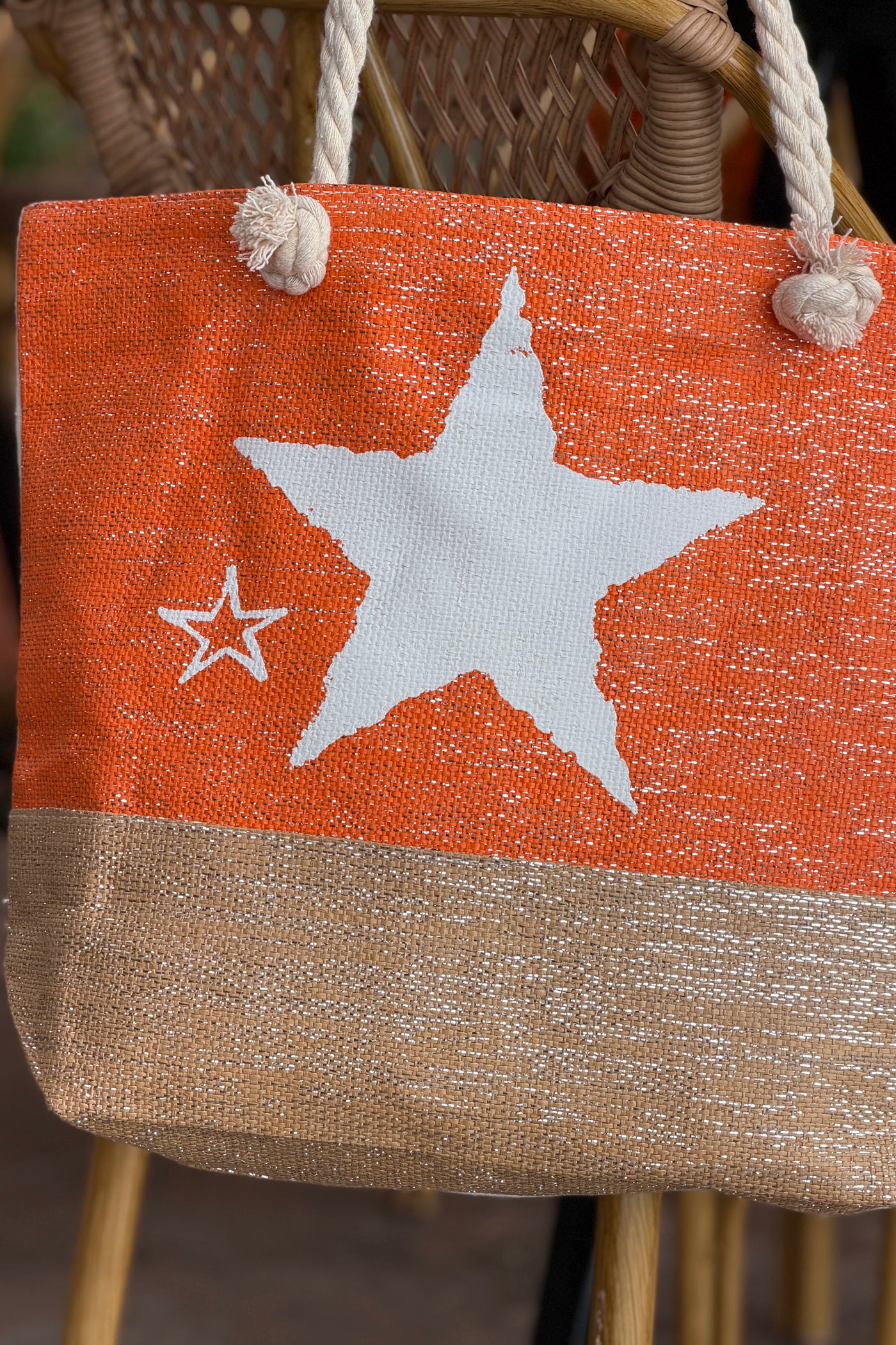 Sac léger en raphia orange fils brillants et toile motif étoile anses en corde