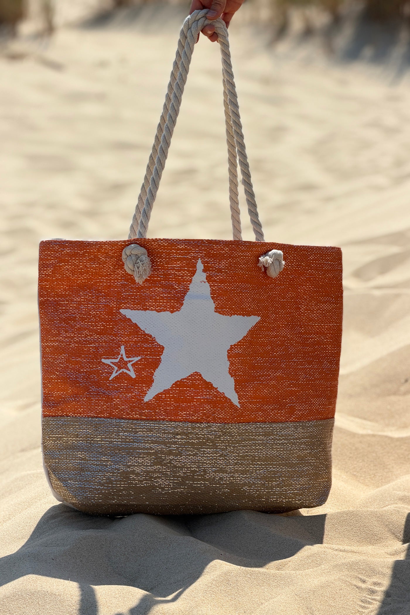 Sac léger en raphia orange fils brillants et toile motif étoile anses en corde