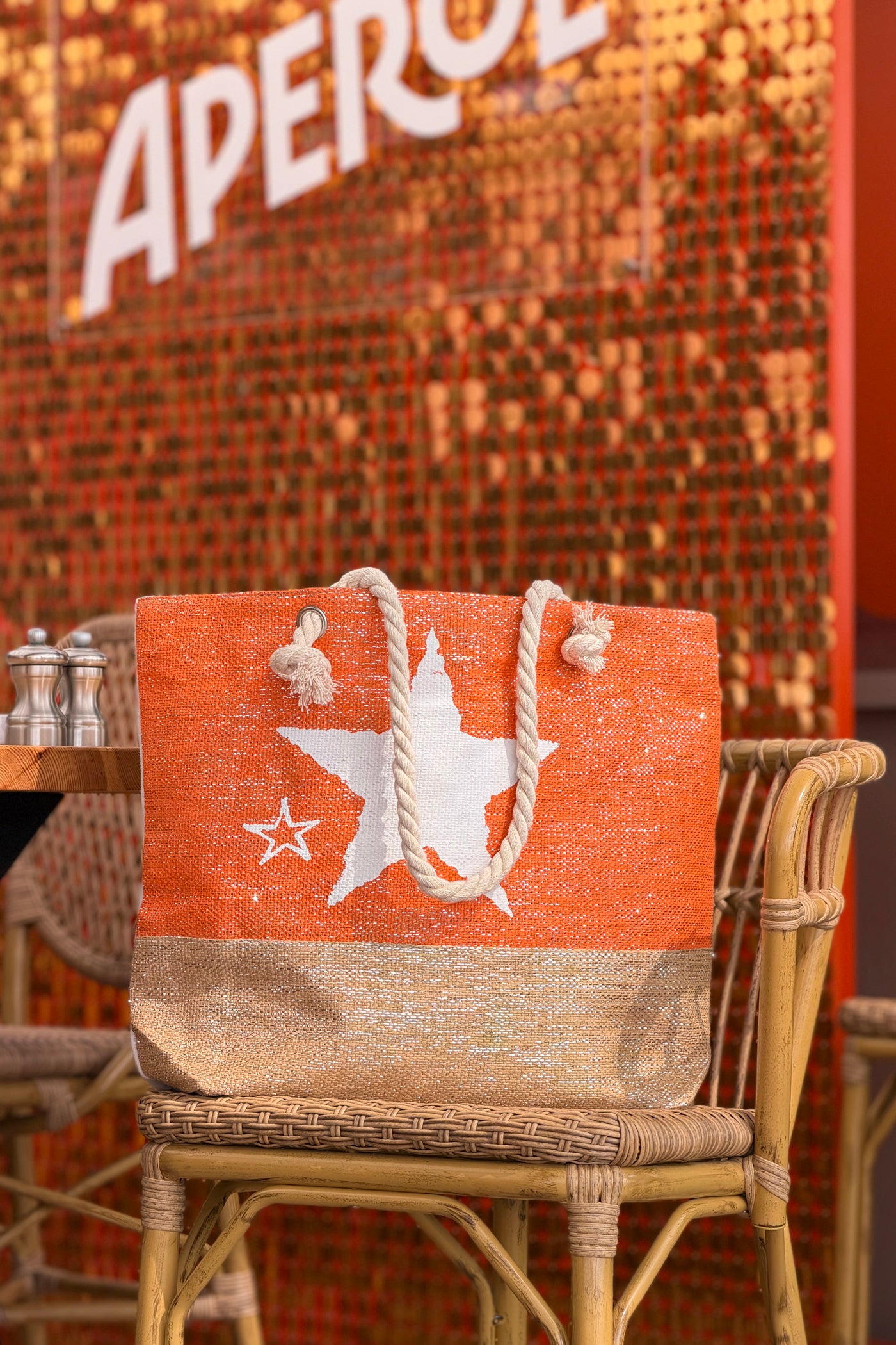 Sac léger en raphia orange fils brillants et toile motif étoile anses en corde