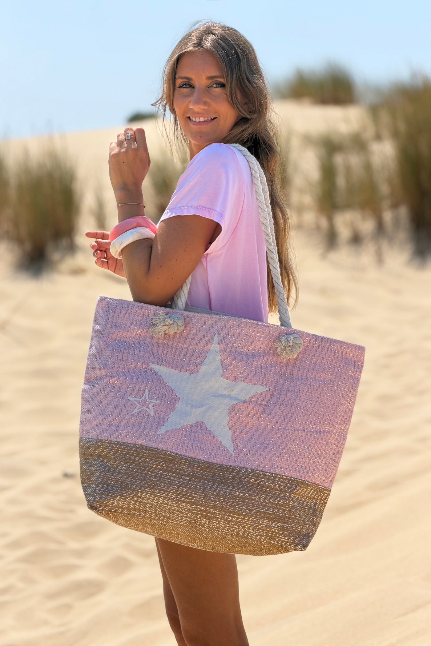 Sac léger en raphia rose pale fils brillants et toile motif étoile anses en corde