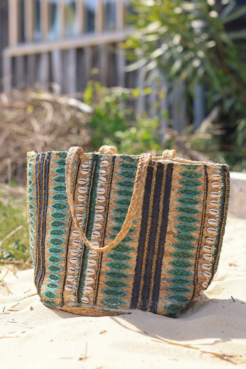 Bolso tipo cesta de arpillera con cuentas verdes y conchas de cauri
