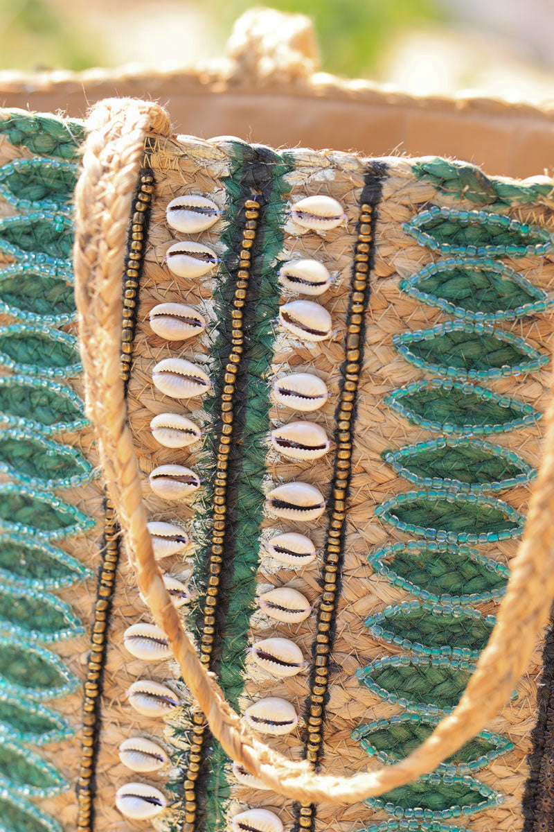 Bolso tipo cesta de arpillera con cuentas verdes y conchas de cauri