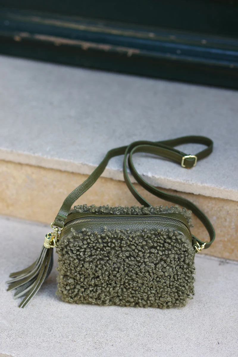 Sac rectangle kaki rigide en cuir et moumoute bouclette