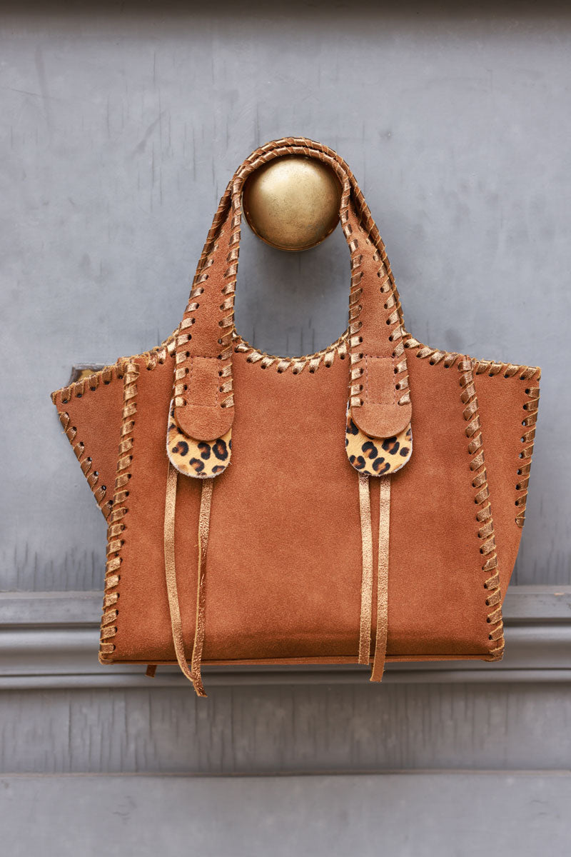 Sac rigide en cuir velours camel détails léopard et coutures gold