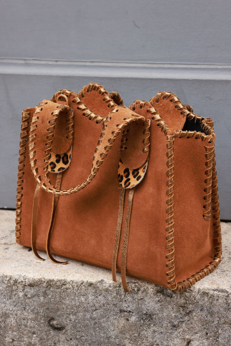 Bolso rígido en piel serraje camel con detalles de leopardo y pespuntes dorados