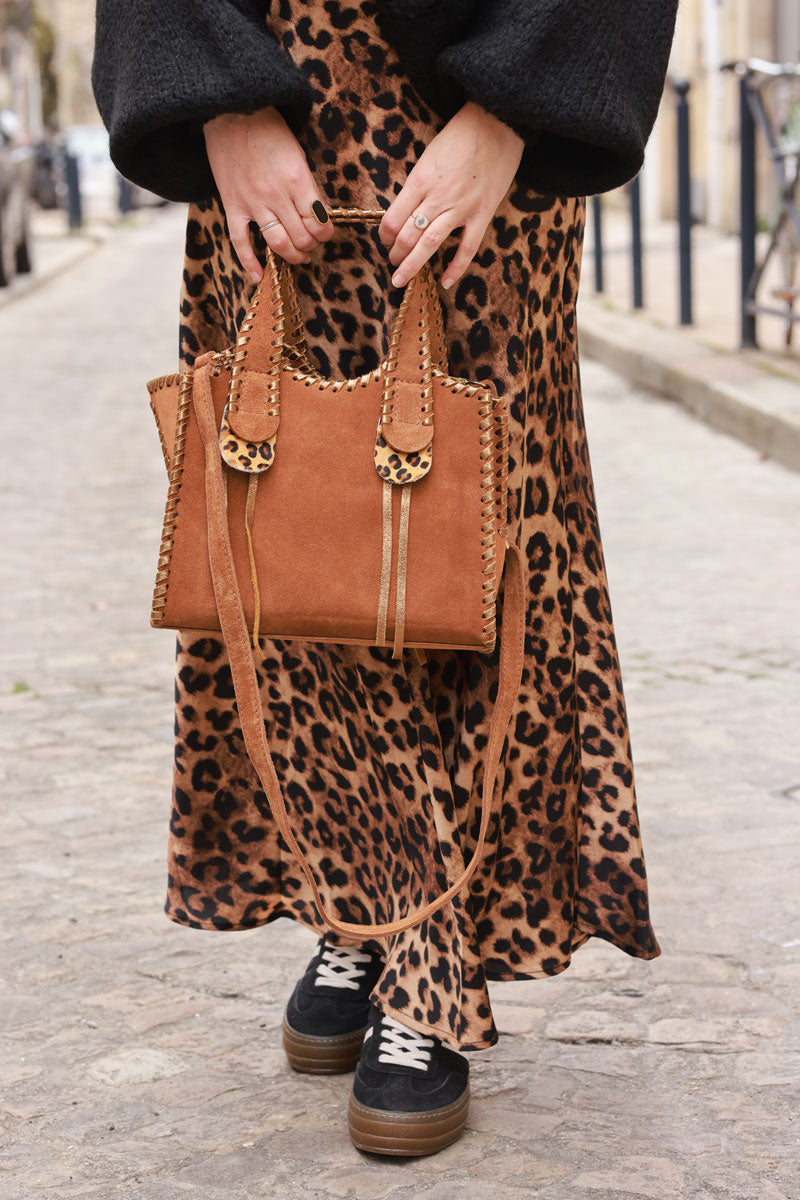 Bolso rígido en piel serraje camel con detalles de leopardo y pespuntes dorados