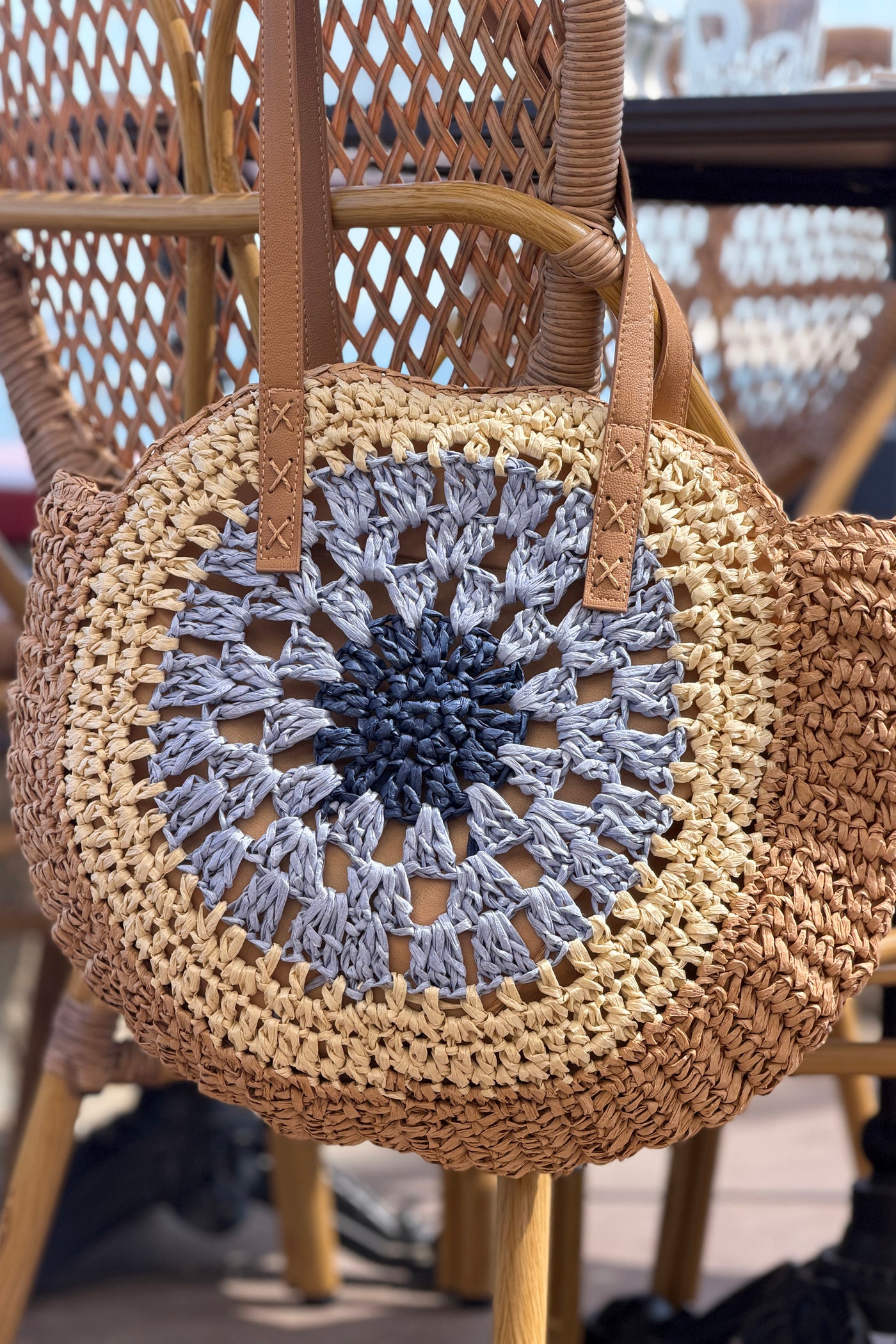Sac rond style raphia couleur naturelle et bleu