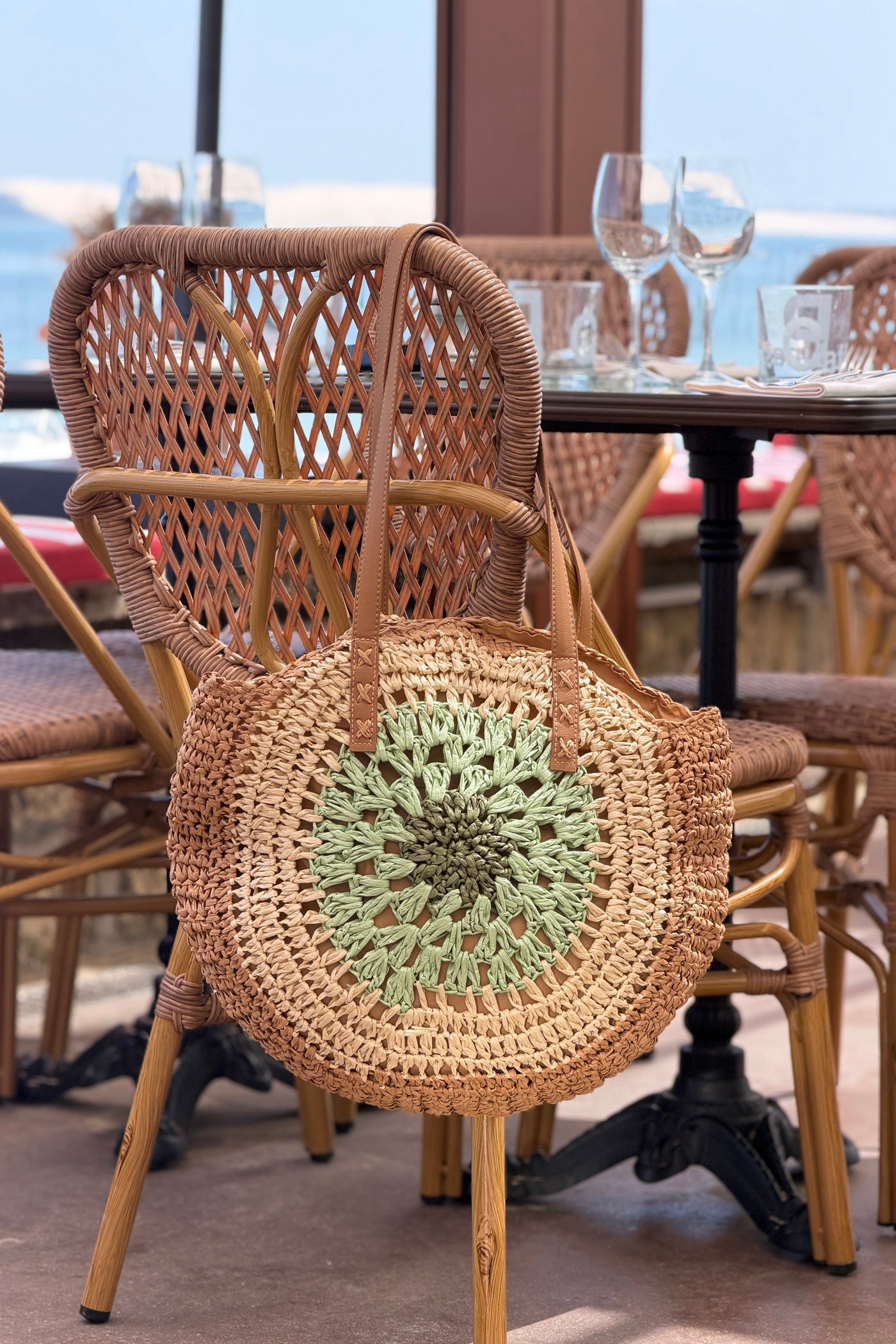 Sac rond style raphia couleur naturelle et vert clair