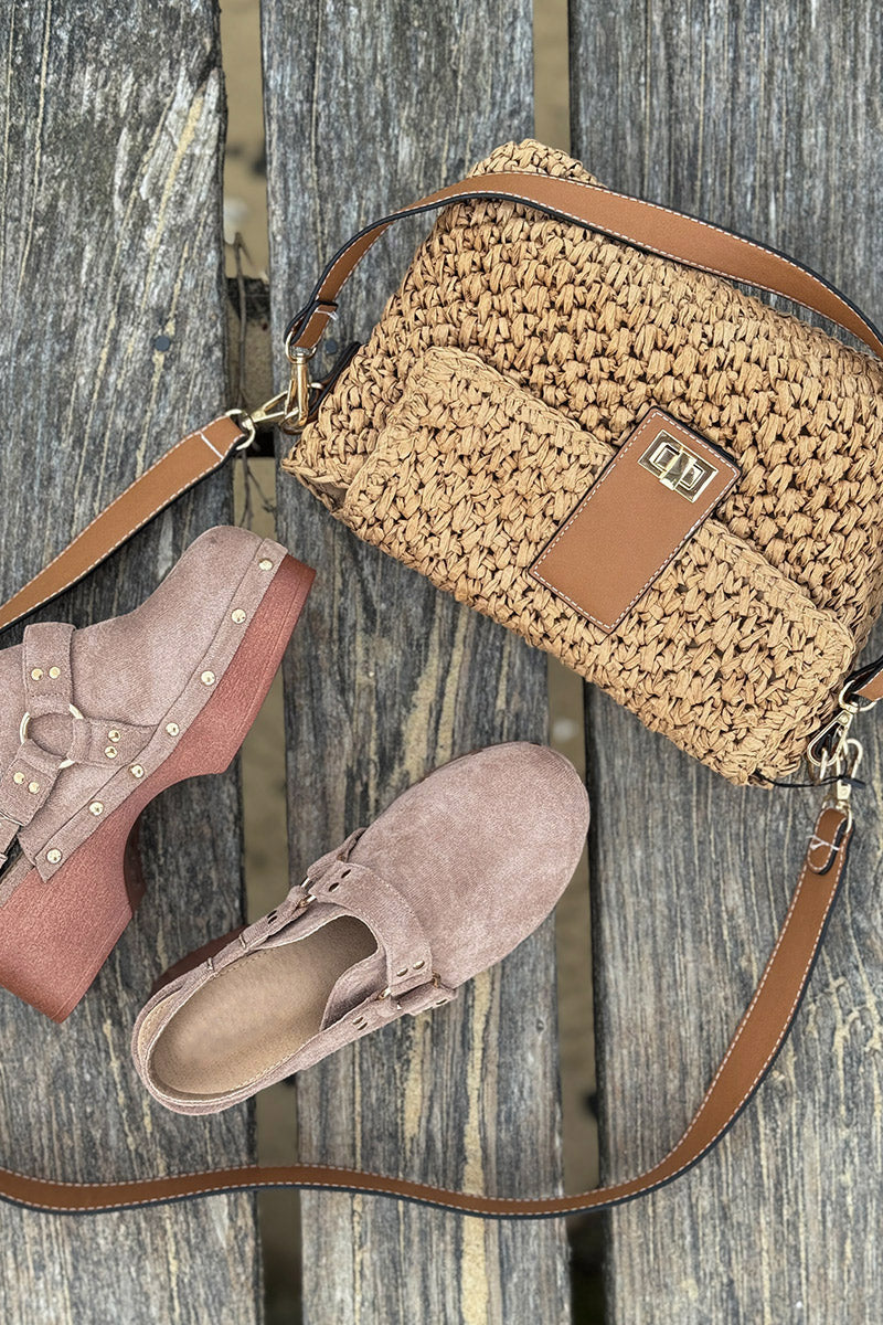 Sac tressé style raphia camel avec rabat fermoir et bandoulière en simili cuir