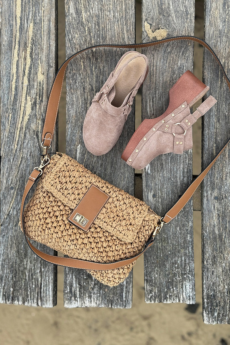 Sac tressé style raphia camel avec rabat fermoir et bandoulière en simili cuir