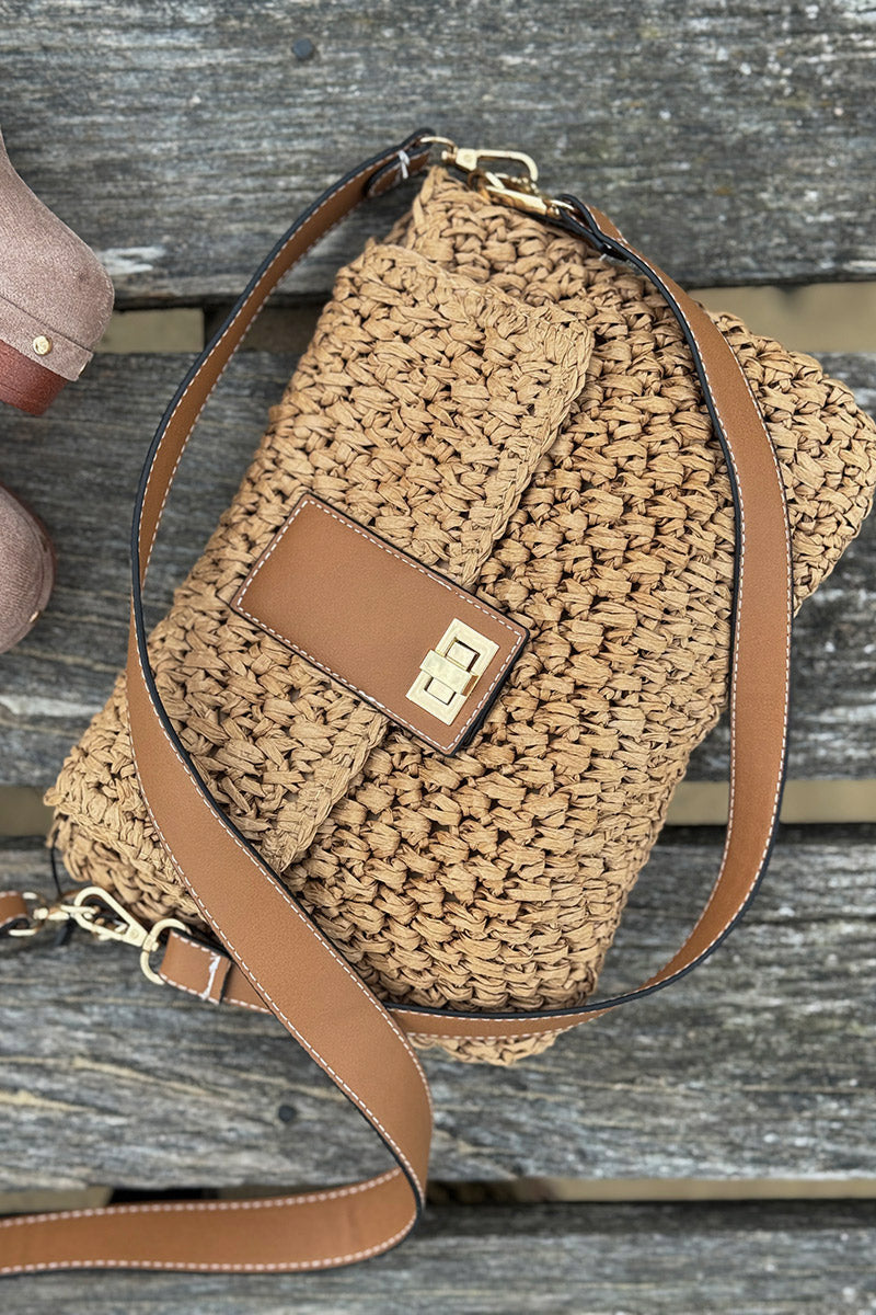 Sac tressé style raphia camel avec rabat fermoir et bandoulière en simili cuir