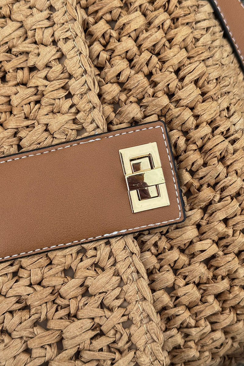 Sac tressé style raphia camel avec rabat fermoir et bandoulière en simili cuir