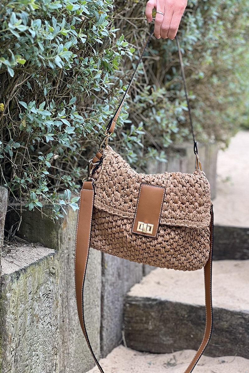 Sac tressé style raphia camel avec rabat fermoir et bandoulière en simili cuir