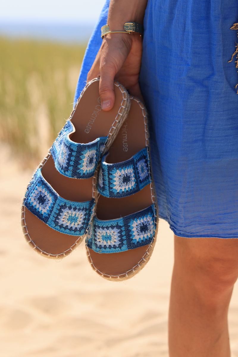 Sandales bleues en broderie crochet motifs colorés semelle corde