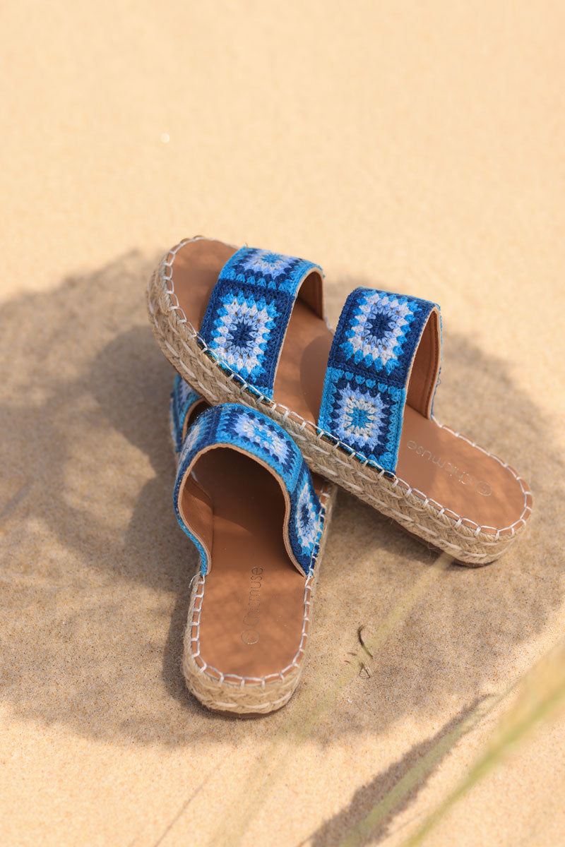 Sandales bleues en broderie crochet motifs colorés semelle corde