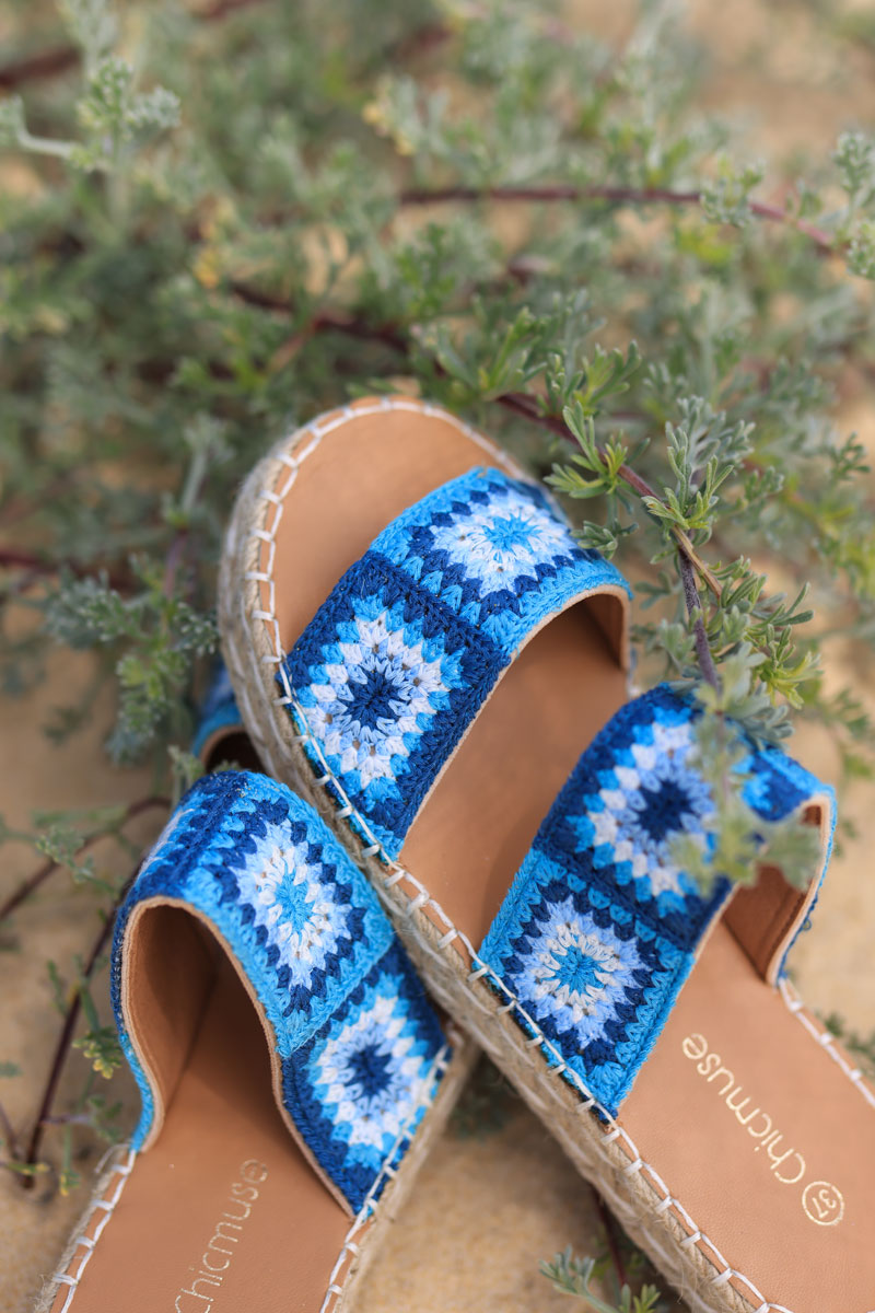 Sandalias azules con bordados de crochet, patrones coloridos, suela de cuerda.