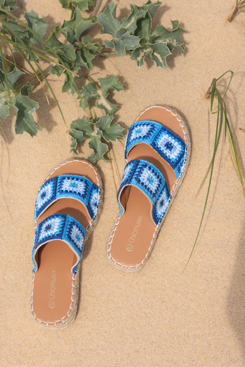 Sandalias azules con bordados de crochet, patrones coloridos, suela de cuerda.